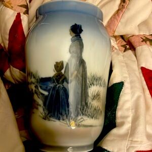 This is a beautiful vase the no is 4547